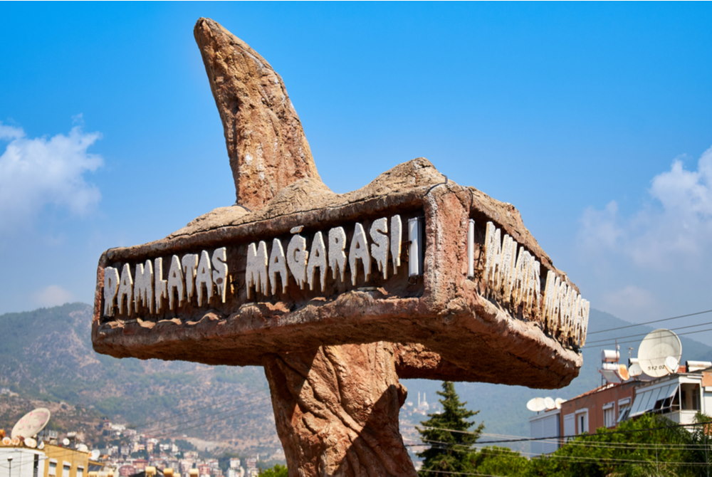 Damlataş Mağarası tabelası ve giriş işareti Alanya