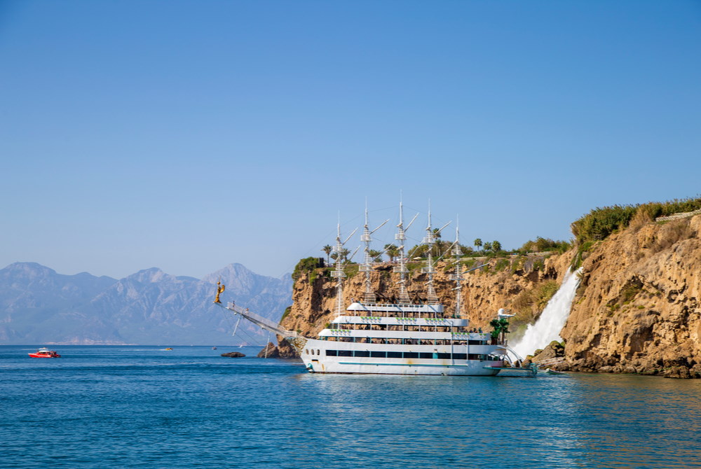 Karpuzkaldıran Şelalesi denize dökülen manzara Antalya