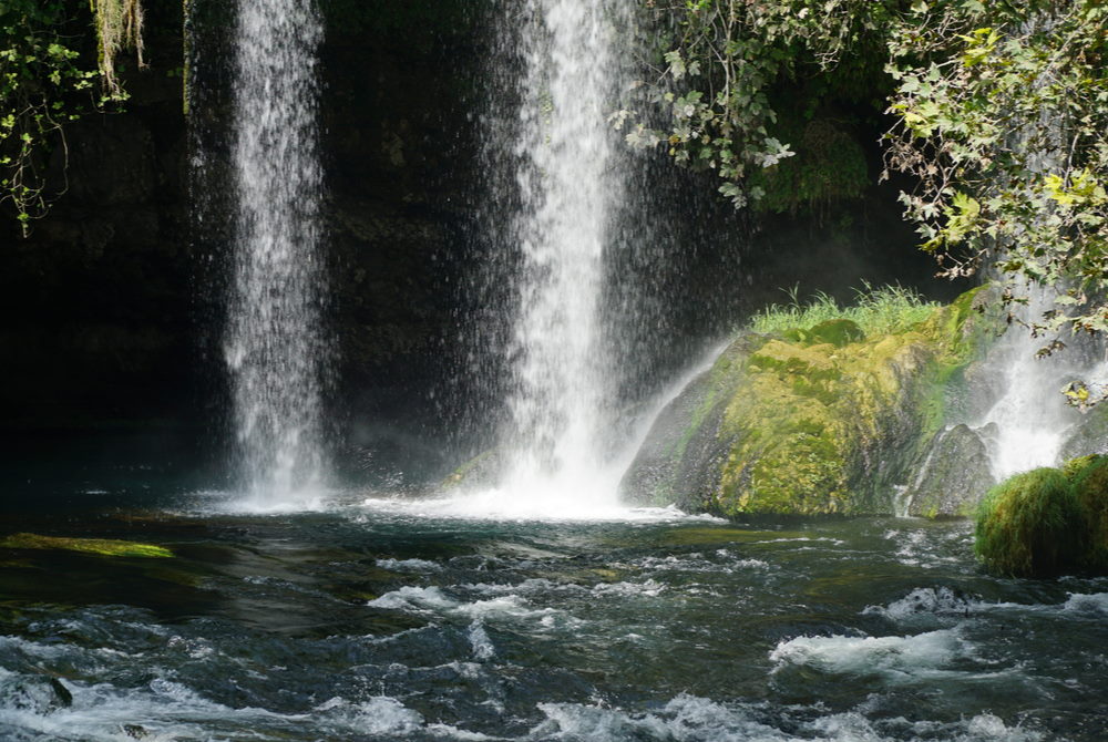 Antalya Yukarı Düden Şelalesi mağara ve doğa manzarası