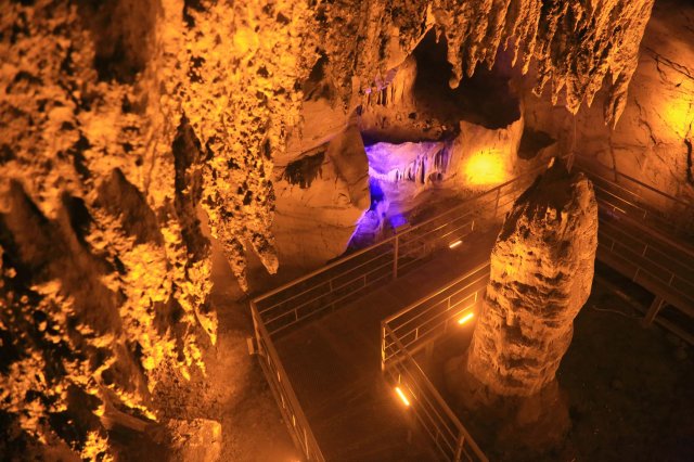 İncirliin Mağarası içinden sarkıt ve dikit oluşumları