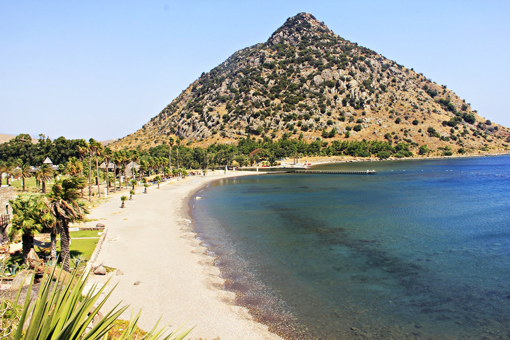 Karaincir Plajı Bodrum mavi deniz ve kumsal