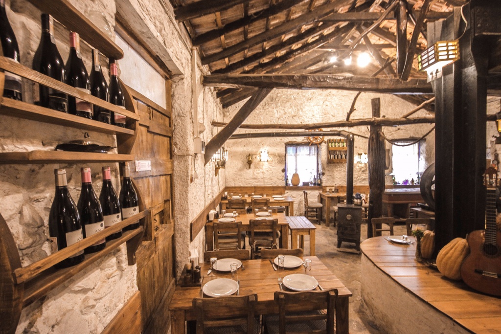 Tahta Meyhane Bodrum iç mekân mezeler ve masa düzeni