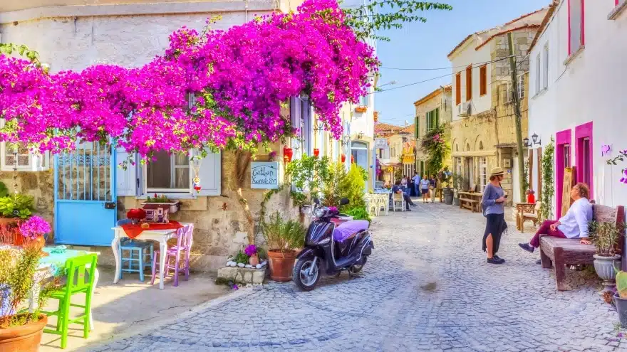 Alaçatı'da Ulaşım Rehberi: Yürümek, Bisiklet ve Dolmuş