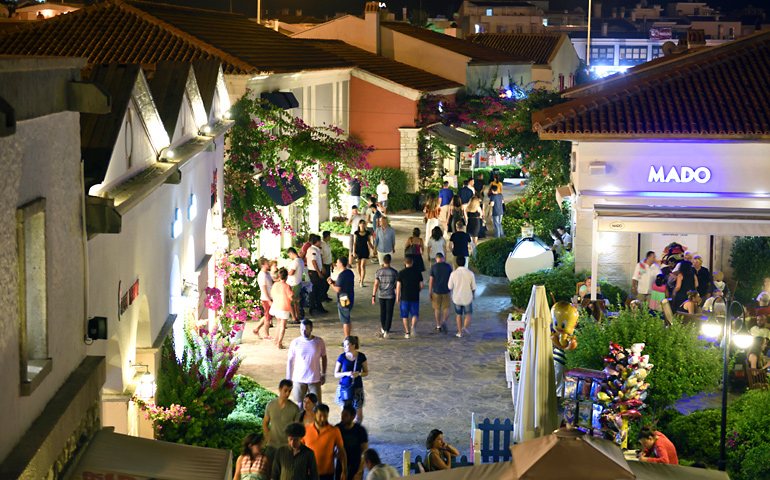 Çeşme Marina Alışveriş Merkezi fotoğraf 2