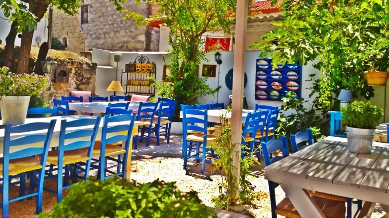 Alaçatı Sokakları ve Asma Yaprakları