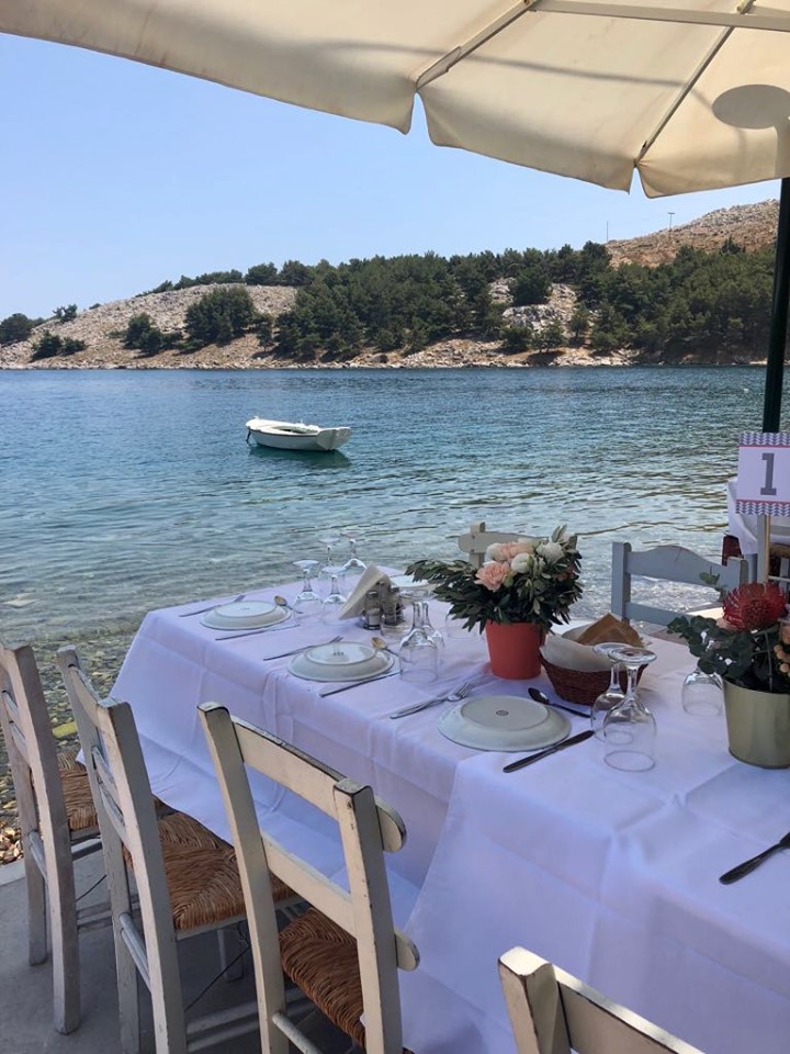 Sakız Adası Kampos düğün bahçesi ve konak manzarası