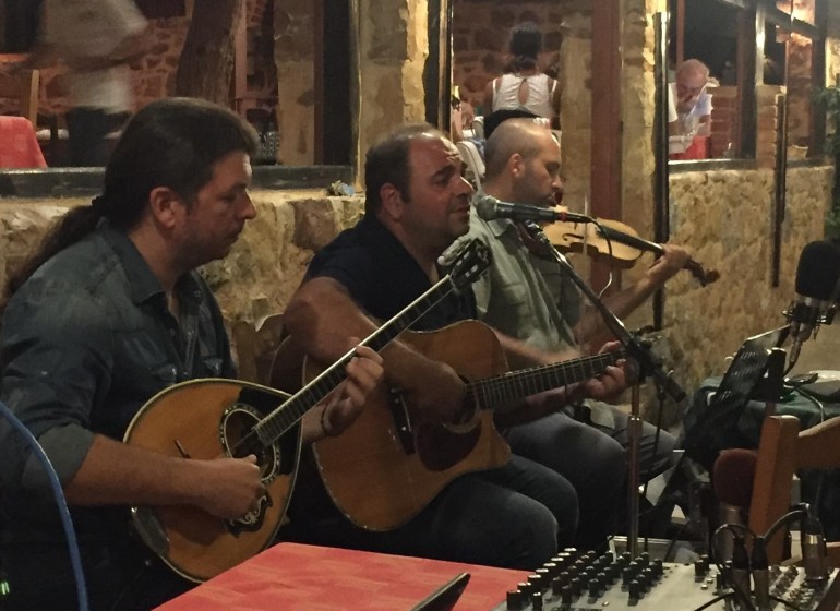 Sakız Adası bar kafeler gece eğlencesi kokteyl