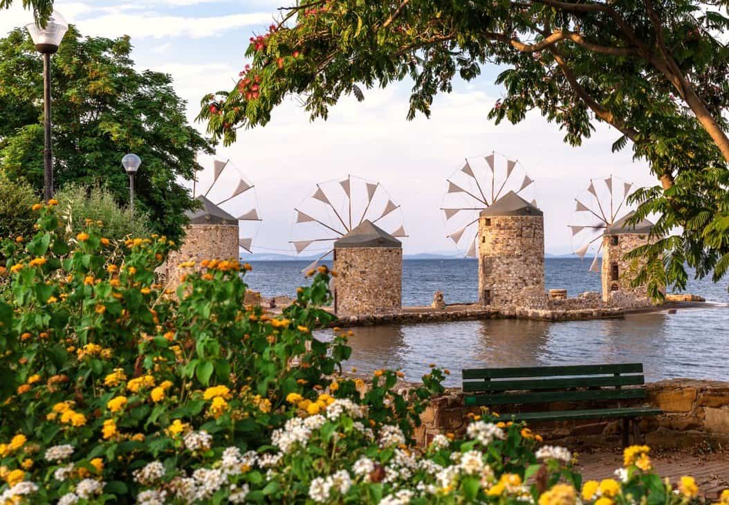 Kuzey Sakız Adası yel değirmenleri ve doğal manzara