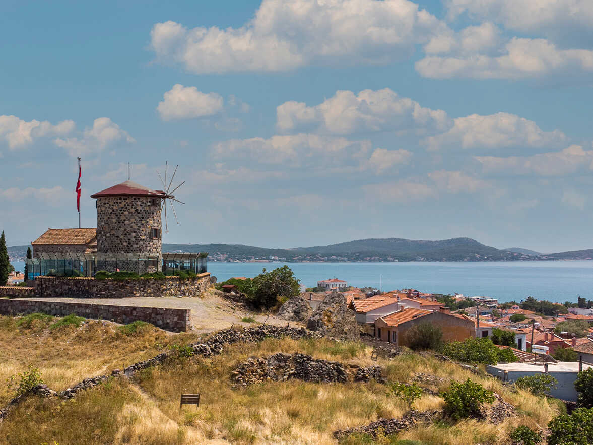 Cunda tarihi kilise ve yapılar