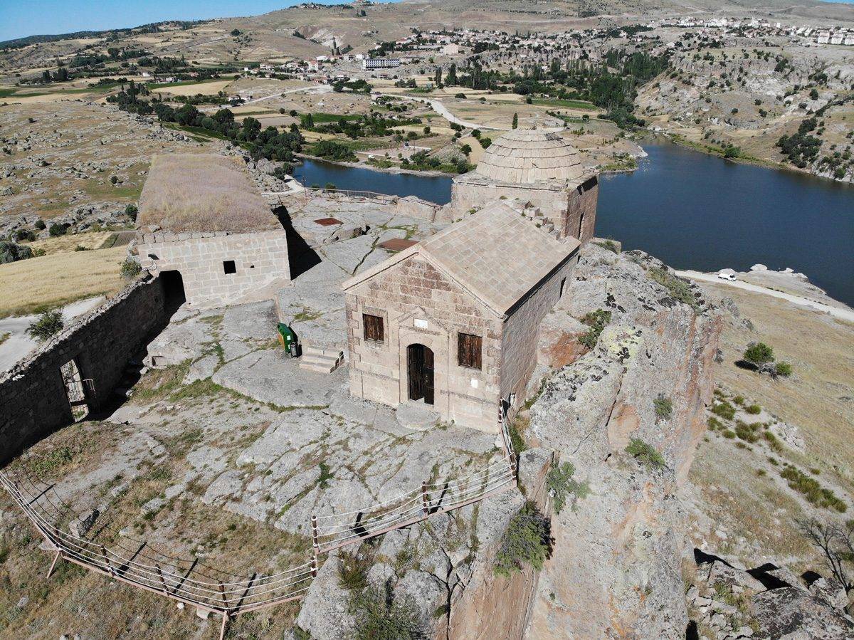 Yüksek Kilise Analipsis Manastırı manzara ve mimari