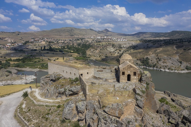 Yüksek Kilise (Analipsis Manastırı): Güzelyurt'un Kayalık Tepesindeki Tarihi Sığınak