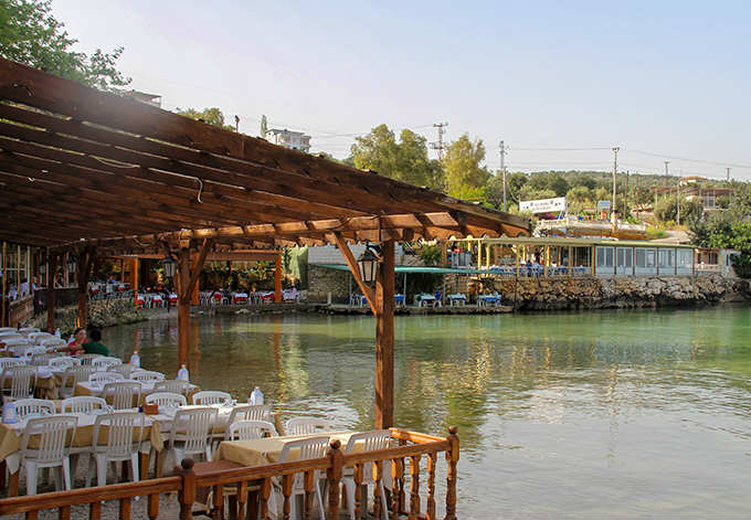 Narlıkuyu Koyu balık restoranları ve kıyı manzarası