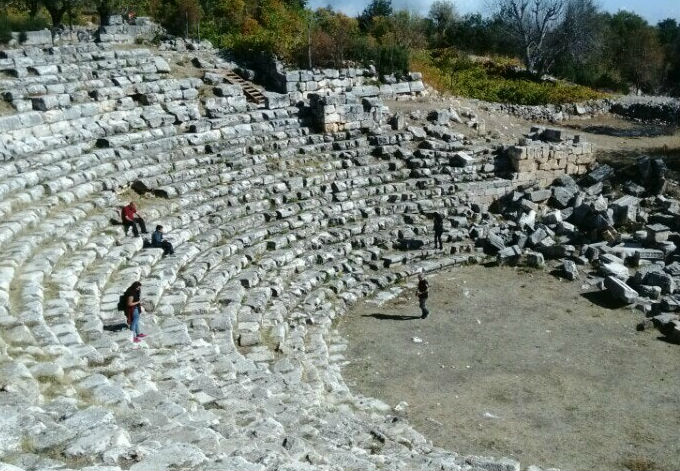 Uzuncaburç Silifke antik kalıntılar ve sütunlu cadde