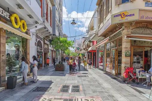 Çeşme'den feribot ile 45 dakikada ulaşabileceğiniz Sakız Adası ( Yunanistan ) iç