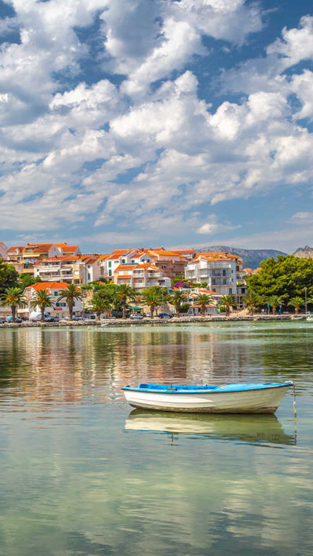 Cunda'da huzur, tarih ve doğa kucak kucağa! 🌸 Dar, begonvilli sokaklarında kayb